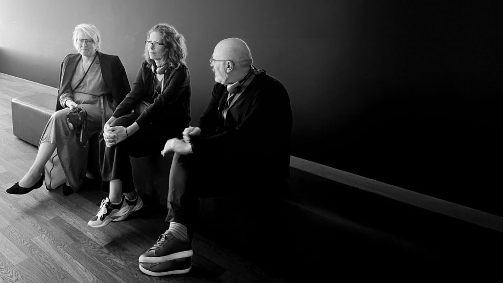 Pia, Jana und Ermin diskutieren in einem Ausstellungsraum im Navareum das Thema Bioökonomie.