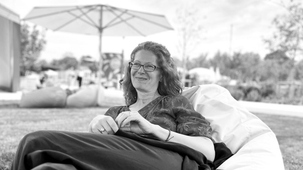 Jana sitzt entspannt auf einem Sitzsack auf der Landesgartenschau Kirchheim.