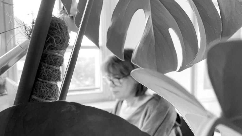 Unsere Kollegin Katrin sitzt an ihrem Schreibtisch und arbeitet hochkonzentiert.