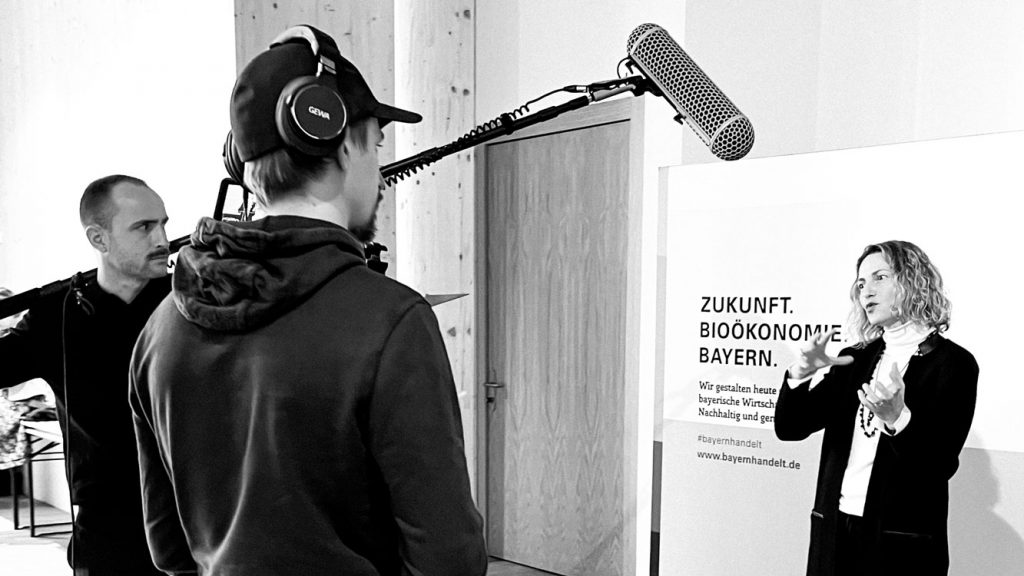 Unser Kollege Jochen hält das Mikrofon bei einem Videointerview.