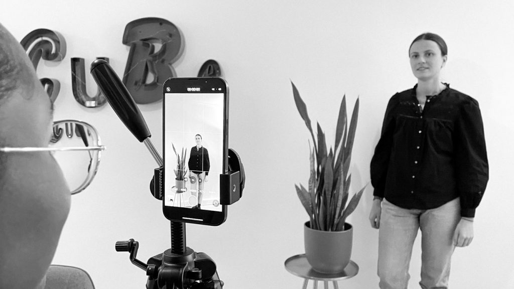 Tawanda und Franzu machen Testaufnahmen mit einem Handy.