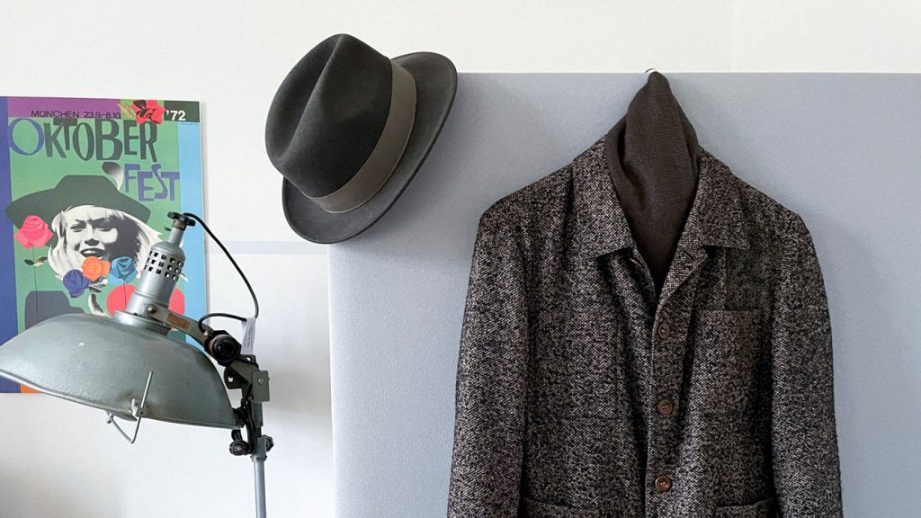 Die Jacke und der Hut von Patrick hängen immer am Kleiderbügel in seinem Büro.