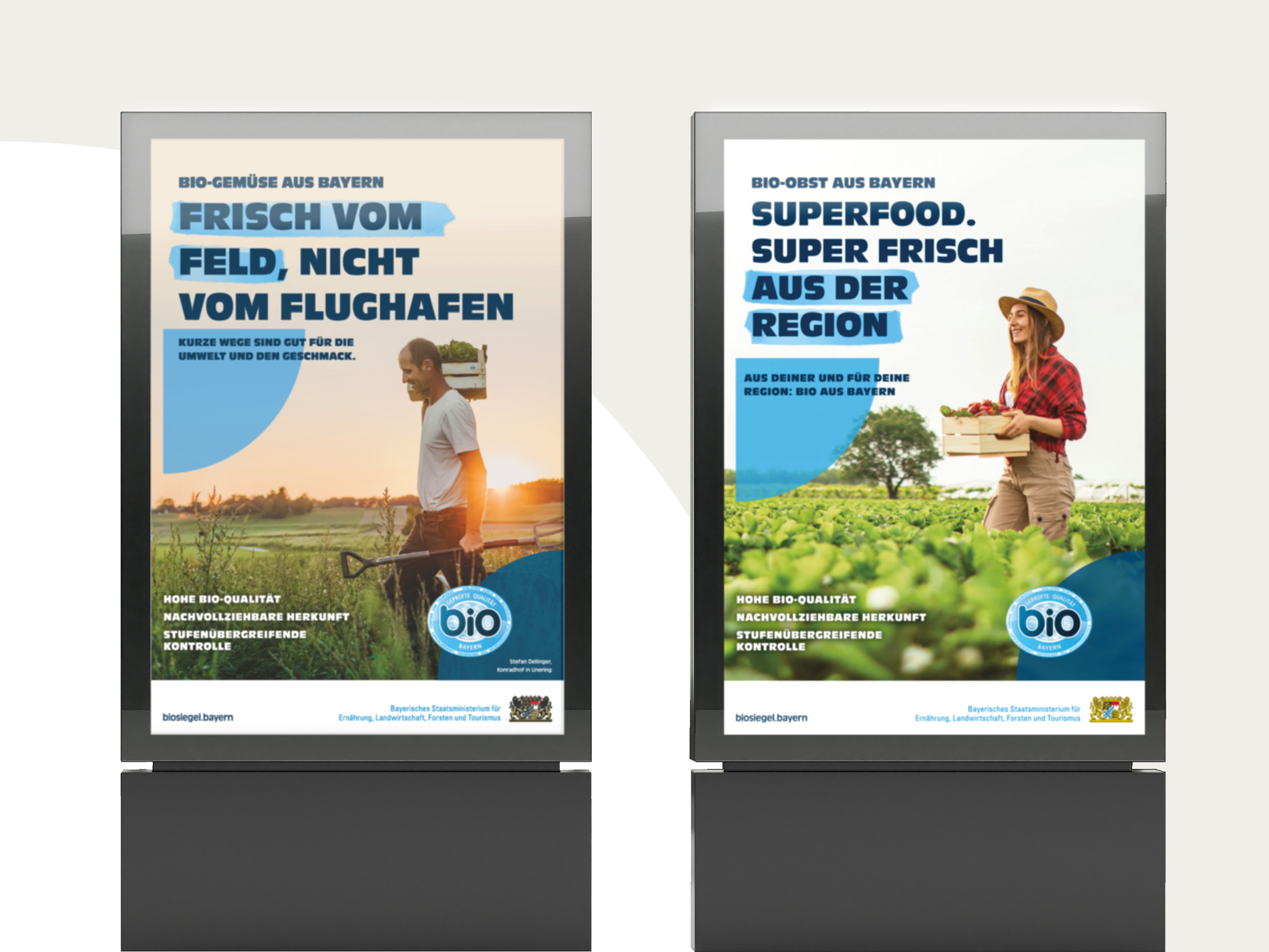 Zwei digitale Werbeflächen für das Bayerische Bio-Siegel: Links ein Landwirt mit Gemüse auf einem Feld bei Sonnenuntergang, rechts eine Frau mit einer Kiste frischen Obstes. Die Slogans betonen regionale Herkunft und kurze Transportwege für Bio-Gemüse und Bio-Obst aus Bayern.