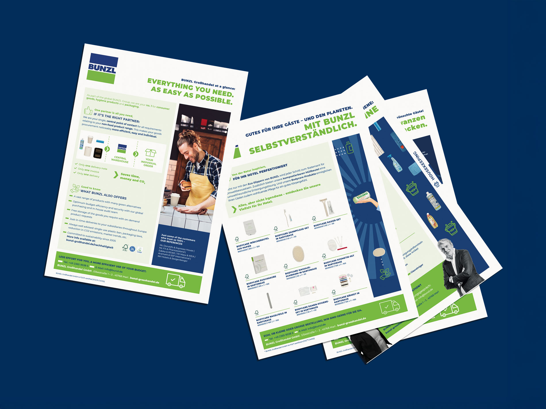 Mehrere Informationsblätter des Unternehmens BUNZL auf dunkelblauem Hintergrund. Die Blätter enthalten Texte, Icons und Bilder zu nachhaltigen Produkten und Services für den Großhandel, mit grünen und blauen Designelementen.