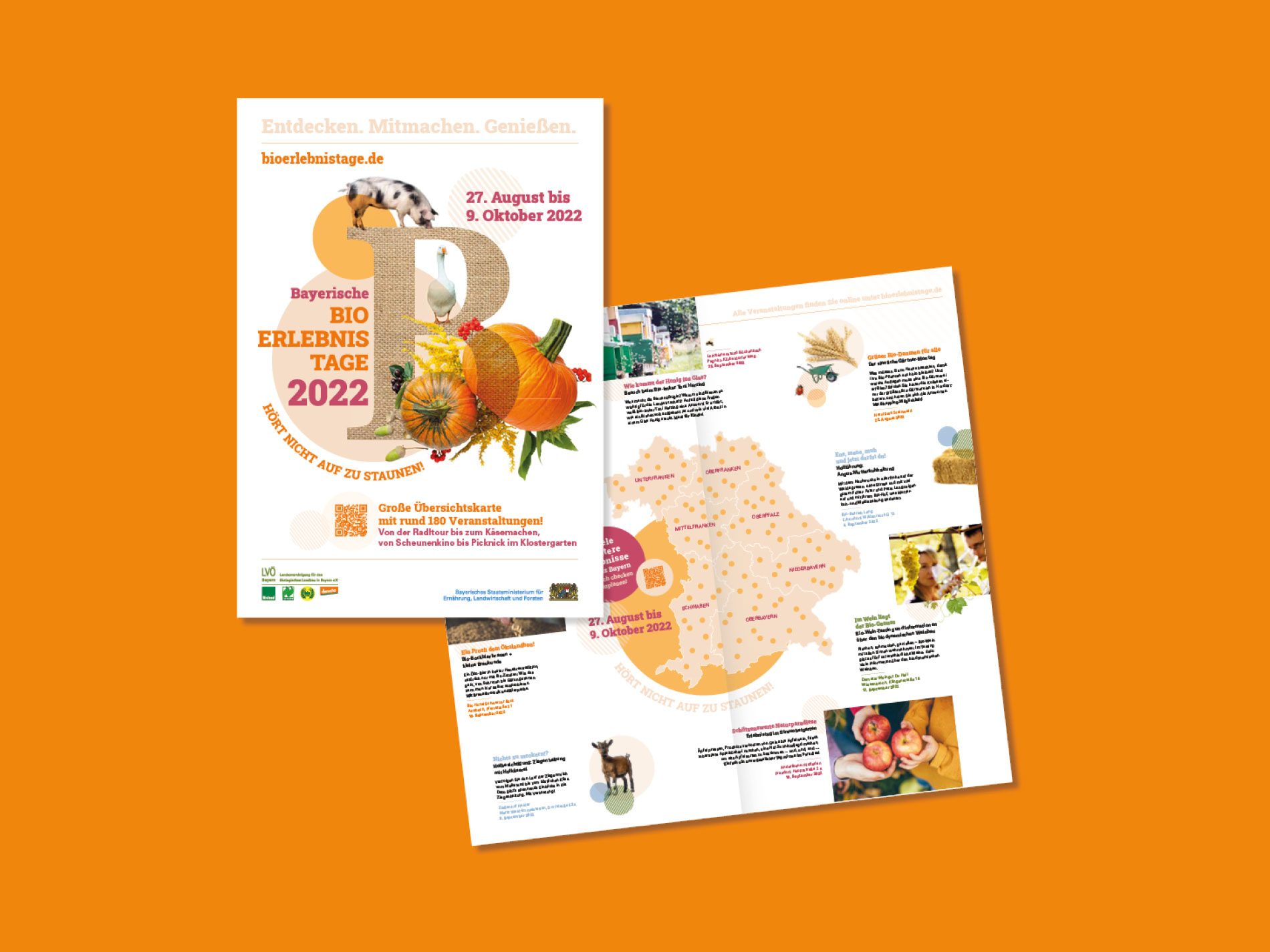 Das Bild zeigt Flyer und eine Übersichtskarte für die "Bayerischen Bio Erlebnistage 2022", die vom 27. August bis 9. Oktober 2022 stattfanden. Der Flyer enthält bunte Illustrationen von Kürbissen und Tieren sowie eine Karte mit den Veranstaltungsorten in Bayern.