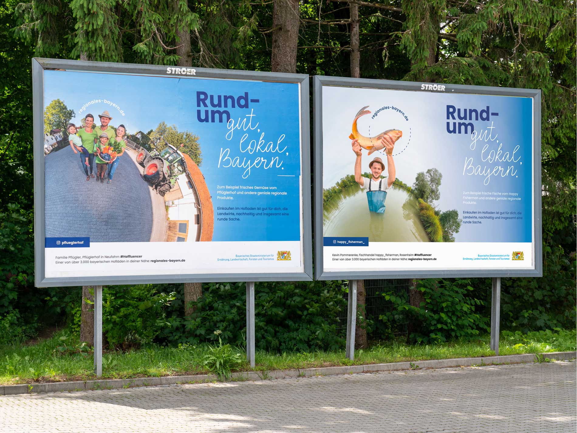 Das Bild zeigt zwei großflächige Werbetafeln im Freien mit der Kampagne "Rund um gut, lokal, Bayern" der Direktvermarkter, die lokale Produkte und Produzenten aus Bayern hervorheben..