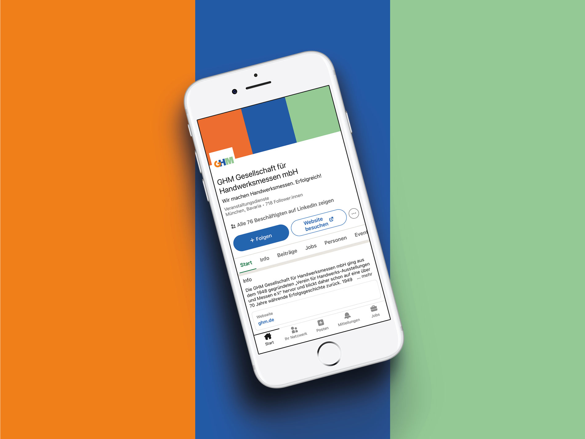 Das Bild zeigt ein Smartphone, auf dem die LinkedIn-Seite der "GHM Gesellschaft für Handwerksmessen mbH" geöffnet ist. Das GHM-Logo ist oben links auf der Seite sichtbar, und die Unternehmensbeschreibung sowie Informationen wie Anzahl der Mitarbeiter und Links zu weiteren Bereichen sind darunter zu sehen. Der Hintergrund besteht aus drei vertikalen Streifen in Orange, Blau und Grün, passend zu den Farben des Logos.