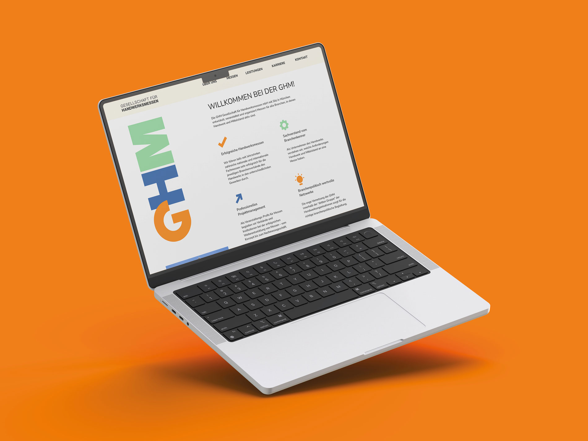 Das Bild zeigt einen offenen laptop mit der GHM Website.