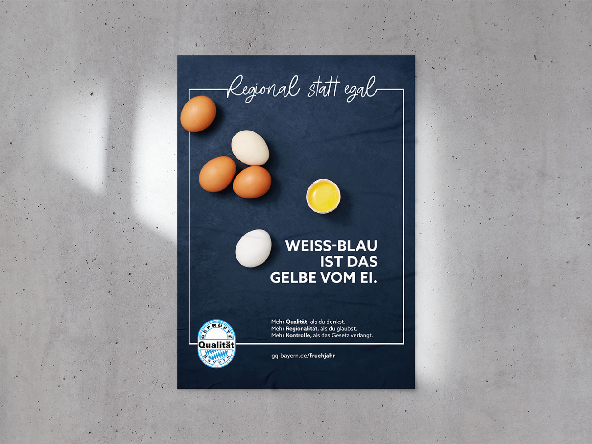 Zu sehen ist ein Plakat der "Regional statt Egal" Kampagne mit Eiern auf einem dunkleblauen Hintergrund von GQ Bayern.