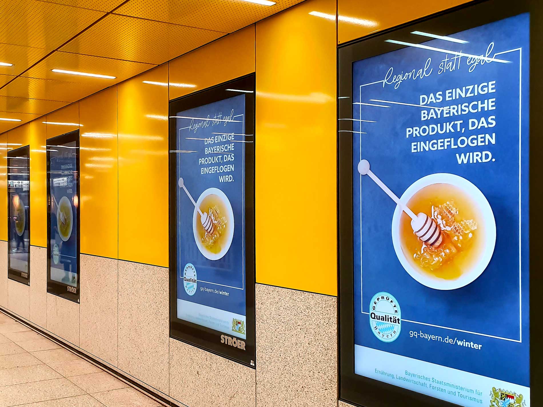 Zu sehen sind Out of Home Plakate am Marienplatz der GQB "Regional statt Egal" Kampagne.