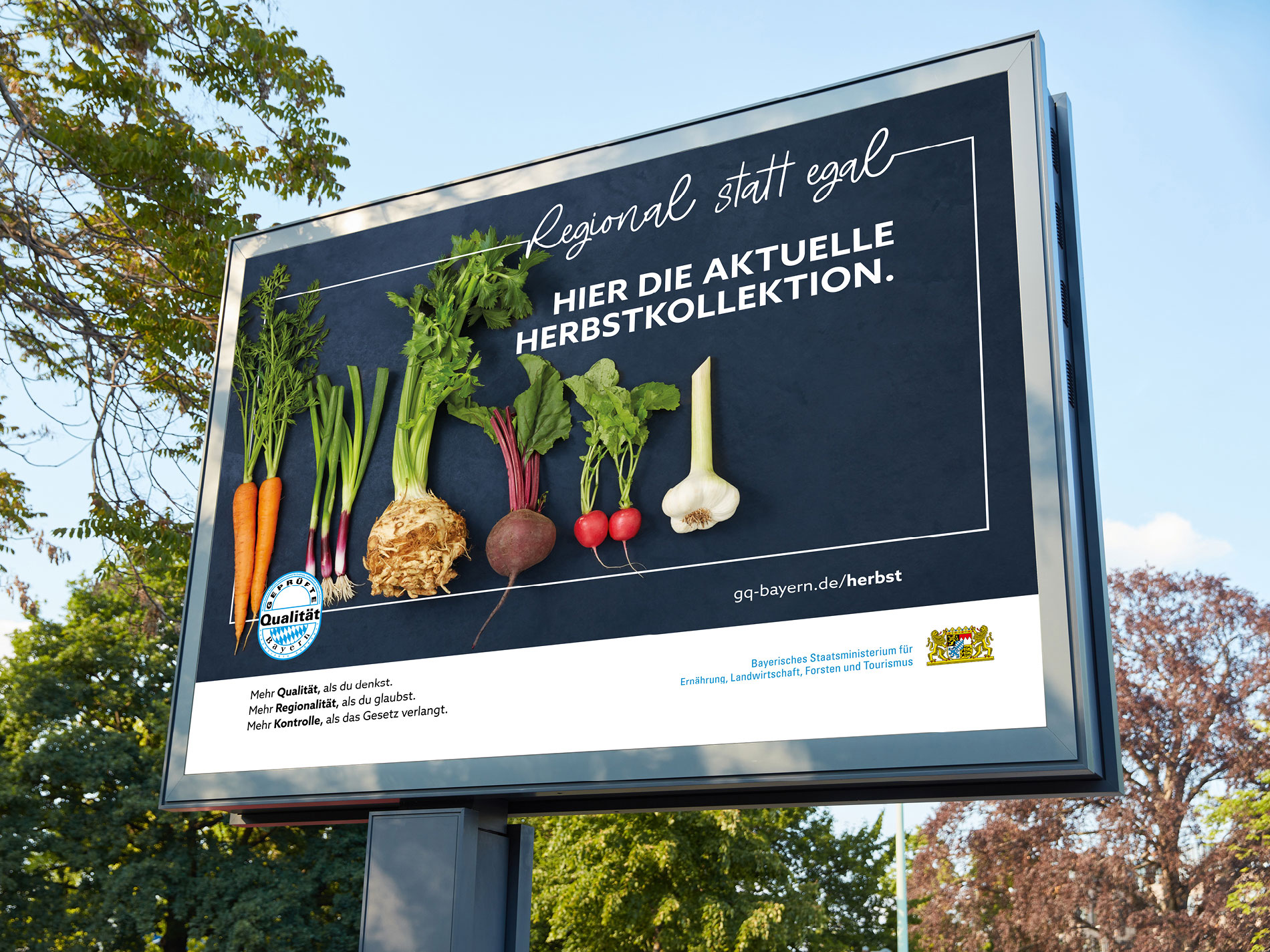 Zu sehen ist ein Out Of Home Plakat der "Regional statt Egal" Kampagne von GQ Bayern mit dem Motiv Wurzelgemüse.