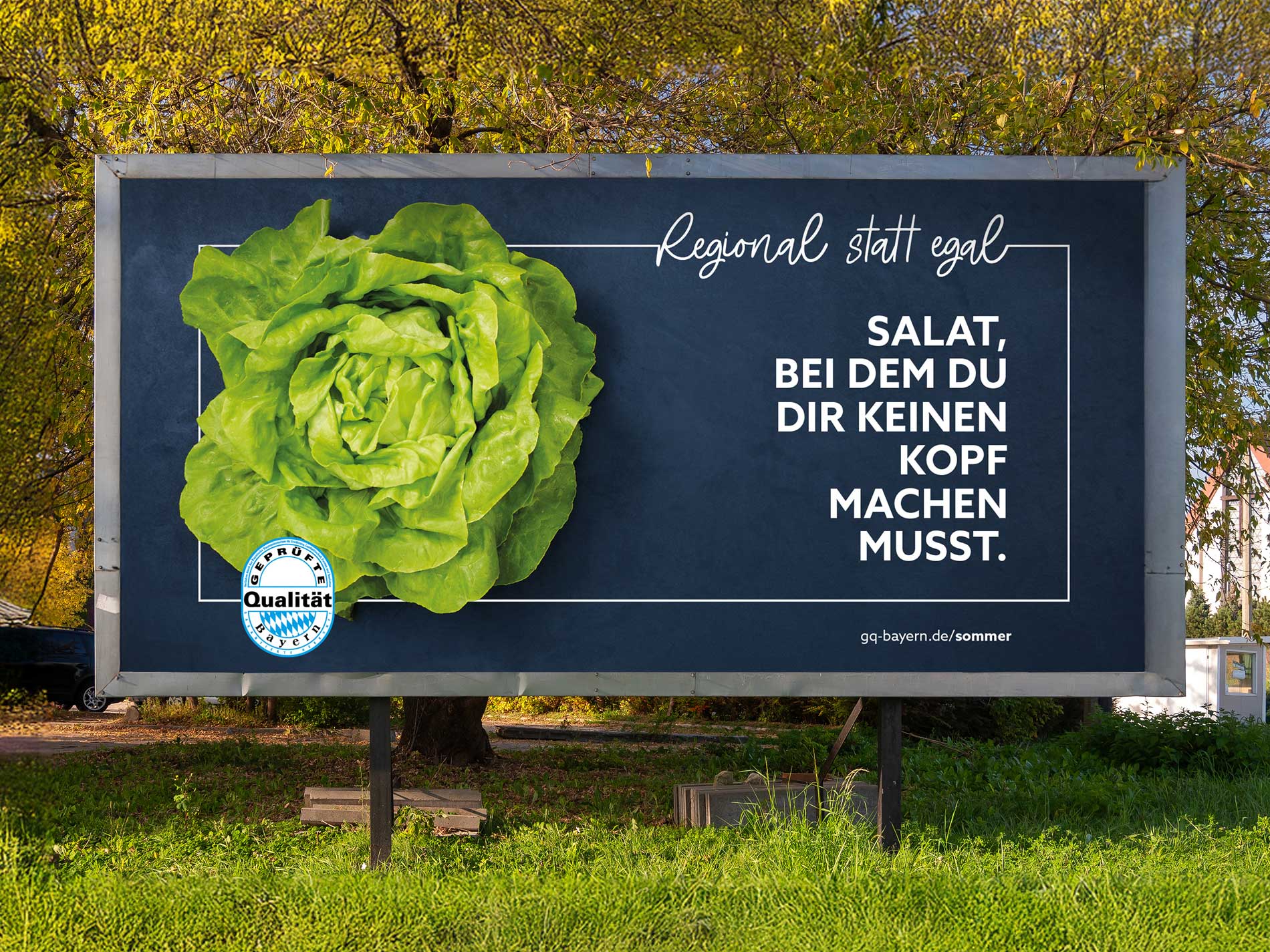 Zu sehen ist ein Out Of Home Plakat der "Regional statt Egal" Kampagne von GQ Bayern mit dem Motiv Salatkopf.