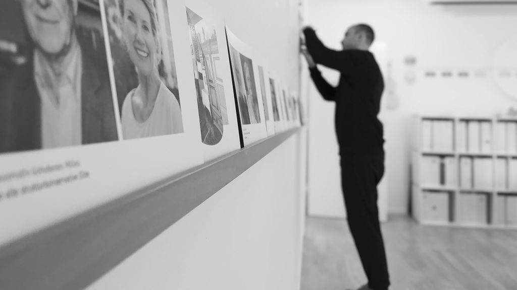 Jochen hängt seine Kampagne für eine Präsentation auf.