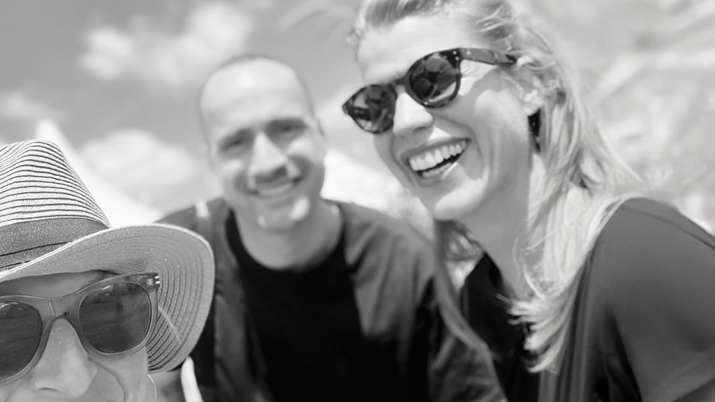 Pia, Jochen uns Sonja lachen in die Kamera.