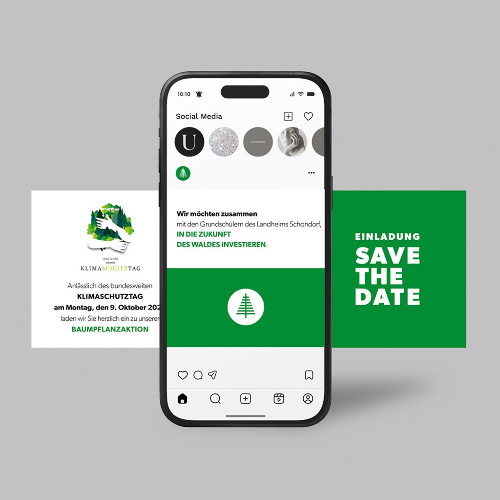 Smartphone-Mockup mit Instagram-Beitrag von Holzbau Fichtl zur Baumpflanzaktion am Deutschen Klimaschutztag, flankiert von Einladungs- und Save-the-Date-Karten.