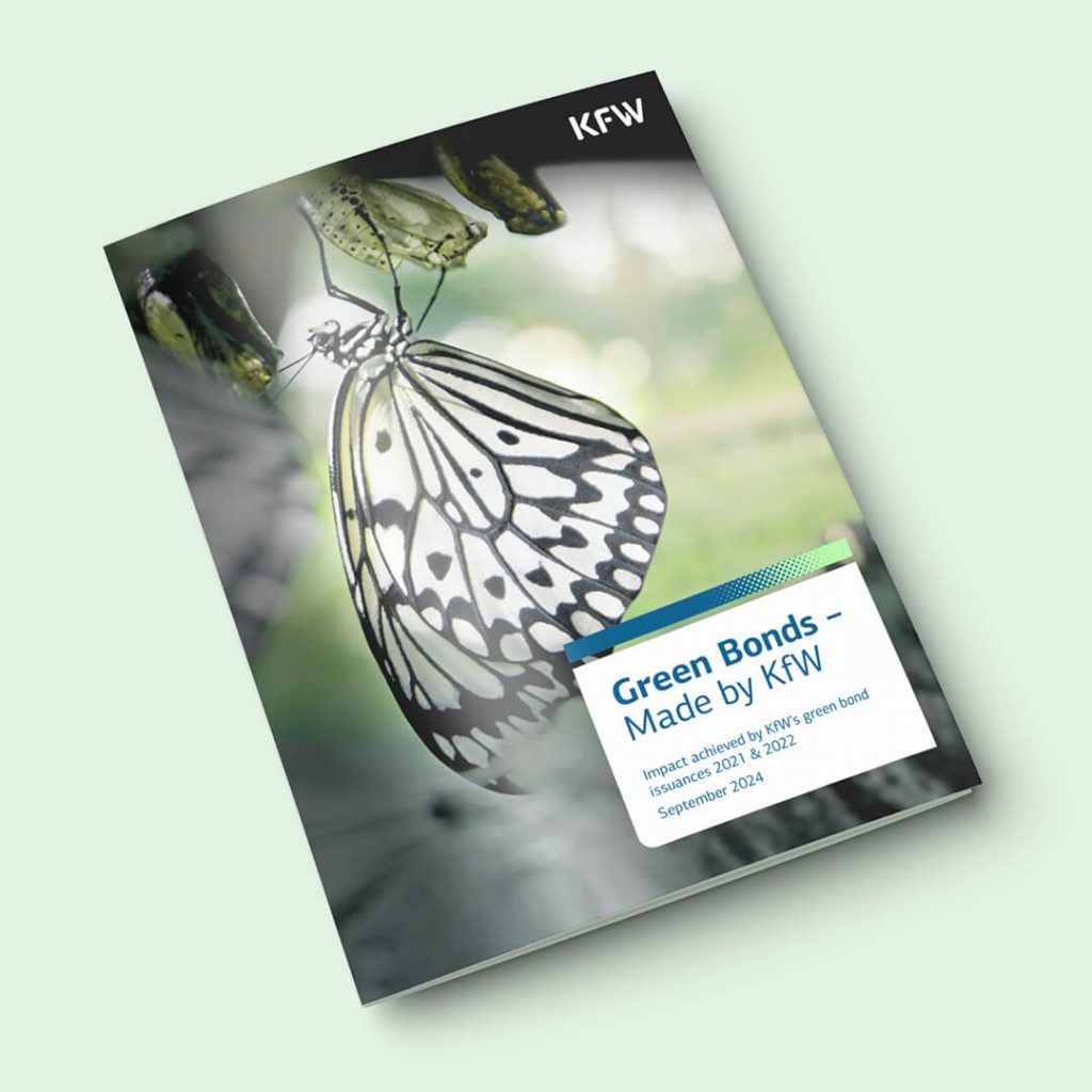 Cover des KfW-Reports „Green Bonds – Made by KfW" zum Impact der Green-Bond-Emissionen 2021 und 2022, mit Foto eines Schmetterlings.