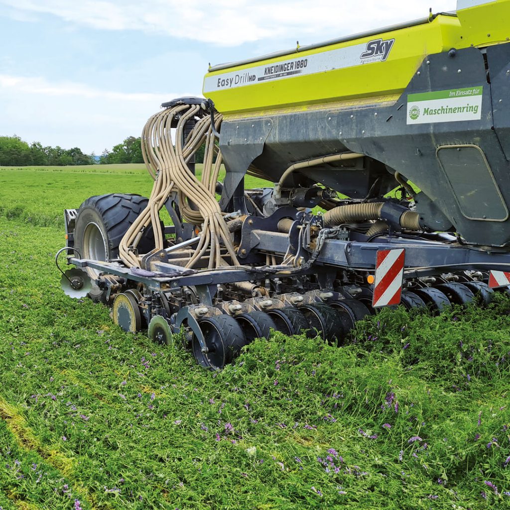 Direktsaatmaschine „Sky Easy Drill" auf einem blühenden Zwischenfruchtbestand – Motiv aus dem Praxisnetzwerk „Planting Green".