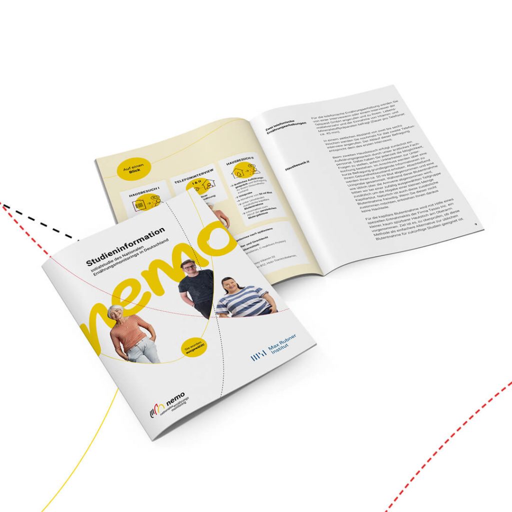 Aufgeschlagene und geschlossene Broschüre „Studieninformation – Initialstudie des Nationalen Ernährungsmonitorings in Deutschland". Auf dem Titel drei Personen und der gelbe nemo-Schriftzug.