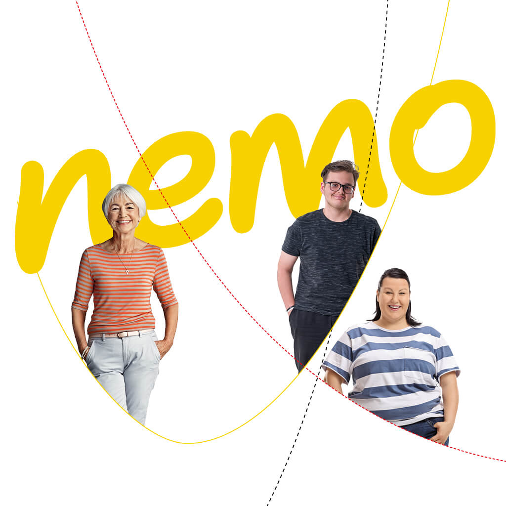 Drei Personen unterschiedlichen Alters vor dem großen gelben nemo-Schriftzug.